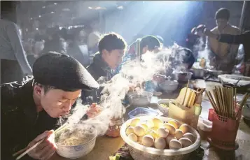  ?? ?? “Bữa ăn sáng ở chợ phiên” của tác giả Nguyễn Hữu Thông đoạt Giải đặc biệt tại cuộc thi thường niên của Tạp chí Mỹ Smithsonia­n năm 2018.