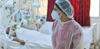  ??  ?? Une infirmière dans une salle de gym convertie en hôpital pour les malades de la Covid à Kairouan en Tunisie, le 4 juillet 2021