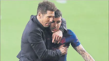  ?? FOTO: EFE ?? Diego Simeone, abrazando a Correa al término del encuentro tras fallar dos ocasiones en el descuento