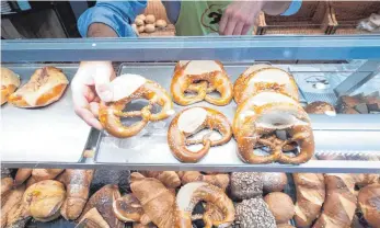  ?? FOTO: BERND WEISSBROD/DPA ?? Ab Januar müssen Bäckereien für jede Brezel einen Kassenbon ausdrucken. Die Bonpflicht gilt auch für alle anderen Läden, in denen bar bezahlt wird – wie in Dönerbuden und Metzgereie­n.