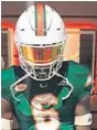  ?? KAMREN KINCHENS' TWITTER ?? Miami Northweste­rn fourstar safety Kamren Kinchens poses for a picture while on a recruiting visit to the Miami Hurricanes’ campus.