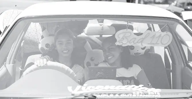  ?? ?? Students are all smiles as they sit in the Toyota Corolla 110.