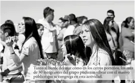  ??  ?? Tanto al borde del mar como en los cerros porteños, los más de 30 integrante­s del grupo pudieron vibrar con el masivo público que se congrega en esta actividad.