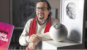  ??  ?? Carrera. El artista Óscar Larroca exhibe lo más escogido de su obra.