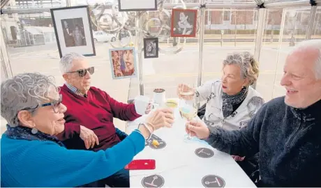  ?? CYDNI ELLEDGE/THE NEW YORK TIMES ?? Phyllis and Sheldon Schwartz, left, toast with friends Randy and Rochelle Forester while dining out March 16 in Detroit.