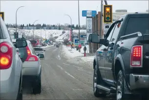  ?? NEWS PHOTO GILLIAN SLADE ?? Traffic wades through slush and snow with little more than one-lane in each direction on Kingsway Avenue on Friday afternoon.