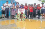  ?? PRAFUL GANGURDE/HT ?? Kids of Little Flower School in Vartak Nagar, Thane, staged a mock funeral of a road as part of their protest.