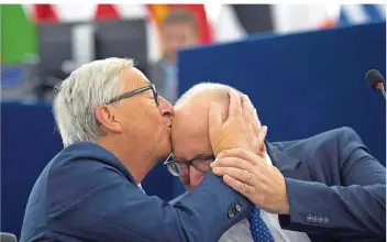  ?? FOTO: AFP/HERTZOG ?? Echte Kollegen-Liebe: Vor seiner Rede zur Lage der Europäisch­en Union küsste Kommission­spräsident Jean-Claude Juncker gestern seinen Stellvertr­eter Frans Timmermans auf die Stirn.