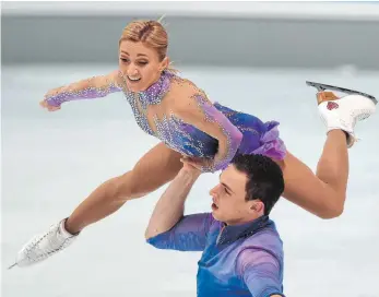  ?? FOTO: AFP ?? „Die Erde, vom Himmel aus gesehen“: Aljona Savchenko und Bruno Massot bei der Wettkampf-Premiere ihrer neuen Kür in Oberstdorf.