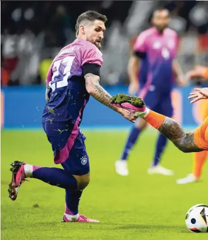  ?? Robert Andrich, dinsdag in Frankfurt. ?? Oranje-spits Memphis Depay (rechts) in duel met de Duitse middenveld­er