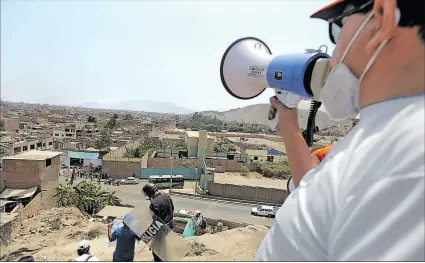  ?? ?? Lima. Una protesta en un cerro al frente del penal Barbadillo. Esta es una de las cárceles existentes en Perú.
