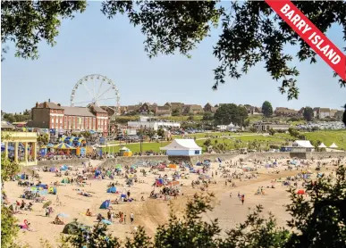  ??  ?? Above: 25,000 people hit the Welsh resort. Below: Elias and Annabelle Sutcliffe have a ball on St Anne’s Beach