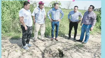  ?? ?? Oscar Cantón Zetina se comprometi­ó a gestionar obras inconclusa­s para que se pavimenten totalmente las carreteras en Jalapa.