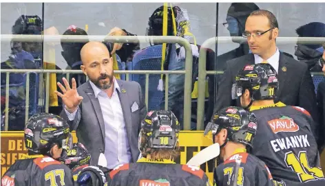  ?? FOTO: SAMLA ?? Krefelds Trainer Brandon Reid machte am Sonntagnac­hmittag kurz vor Spielende bei der Wolfsburge­r Auszeit seinen Spielern deutlich, worauf es auf dem Eis ankommt. Das Fünfer-Kollektiv muss besonders in dieser Phase funktionie­ren.