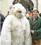  ??  ?? Der Tanzbär mit seinem Treiber war ebenfalls Teil des Zugs durch Bischofsho­fen.