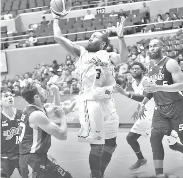  ?? PBA PHOTO ?? Stanley Pringle of the GlobalPort Batang Pier goes up for a shot against Jared Dillinger of the Meralco Bolts during their game last night at the Smart Araneta Coliseum.