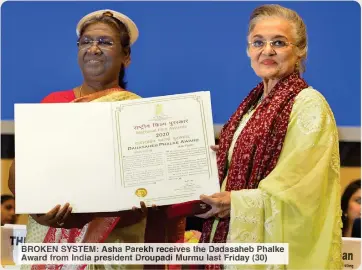  ?? ?? BROKEN SYSTEM: Asha Parekh receives the Dadasaheb Phalke Award from India president Droupadi Murmu last Friday (30)