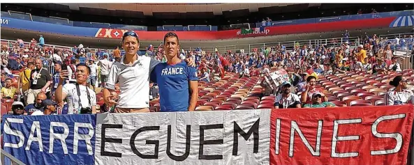  ?? FOTO: SCHRAMM ?? Cédric Schramm (links) bringt sein Sarreguemi­nes-Banner in die Stadien der Welt.