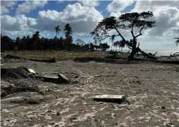  ?? FOTO: LEHTIKUVA-AFP ?? De västra stränderna på Tongas huvudö Tongatapu är ödelagda och täckta av aska.