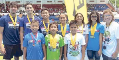  ??  ?? PSL president Susan Papa (right) poses with the winners in the PSL National Series yesterday at the Rizal Memorial swimming pool.