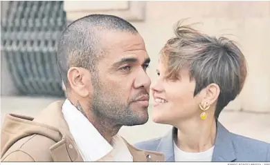  ?? ENRIC FONTCUBERT­A / EFE ?? Daniel Alves llega al Palacio de Justicia de Barcelona en compañía de su abogada, Inés Guardiola.