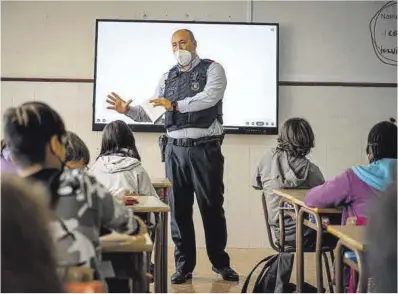  ?? Manu Mitru ?? Taller contra el ‘bullying’ en el colegio Cor de Maria de Mataró, a cargo de los Mossos d’Esquadra.