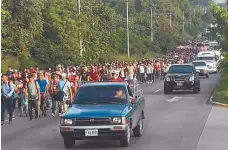  ??  ?? Expulsados. Hondureños migran huyendo de la violencia y pobreza, pero ahora deberán enfrentars­e a los requisitos que exige la SRE.