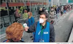  ?? EMKILIO NARANJO / EFE ?? Controles de temperatur­a ayer a la entrada del Wizink Center de Madrid.