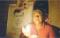  ??  ?? La madre del joven desapareci­do tiene fotos y cartas de su hijo, de las cuales desconoce el contenido porque no sabe leer ni escribir.