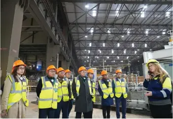  ?? ?? Abang Johari (centre) and other members of the Sarawak delegation are being briefed on the Drax’s operations.