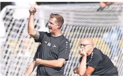  ?? FOTO: HORSTMÜLLE­R ?? Raths Trainer Andreas Kusel (links) warnt davor, die Fußballer des TuS Drevenack aus der Kreisliga B zu unterschät­zen.
