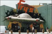  ?? ROBBIN GODDARD — LOS ANGELES TIMES ?? Customers at Fry’s Electronic­s in Burbank are welcomed by a crashed flying saucer.