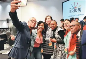  ?? PROVIDED TO CHINA DAILY ?? Huang Lizhi (third from left) poses with her African classmates at the 3rd BRICS Young Scientist Forum in June.