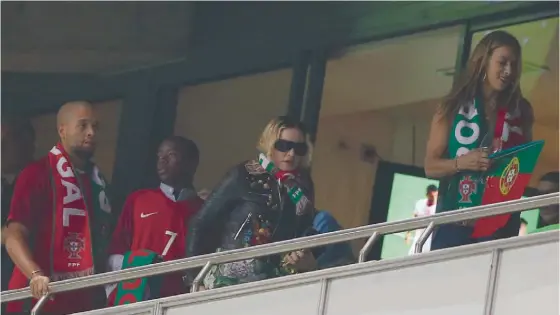  ??  ?? Madonna com um cachecol de Portugal fotografad­a no estádio do Benfica aquando do Portugal-Suíça, de apuramento para o Mundial