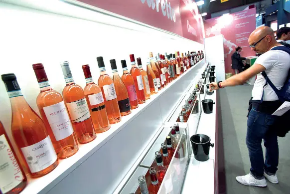  ??  ?? Degustazio­ni Uno scatto dall’ultima edizione di Vinitaly nel 2019. Qui uno stand di degustazio­ne per una vasta selezione di vini rosé