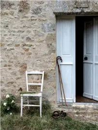  ??  ?? goûter champêtre Sur une table de ferme en bois, des pique-fleurs anciens en verre et la traditionn­elle boule au beurre normande, prête à être dégustée.