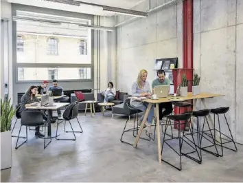  ?? TECHNOPARK WINTERTHUR ?? In der Workeria im Technopark Winterthur arbeiten Firmenmita­rbeiter neben Freelancer­n.