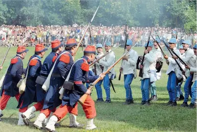  ??  ?? Baionette Un’immagine della tradiziona­le rievocazio­ne della battaglia di S.Martino e Solferino del giugno 1859