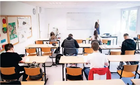  ?? FOTO: JONAS GÜTTLER/DPA (SYMBOL/ARCHIV) ?? Blick in ein Klassenzim­mer, in dem vorbildlic­h Abstand gehalten werden kann.