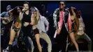  ??  ?? Luis Fonsi, a la izquierda, y Daddy Yankee actúan durante los Premios Billboard Latinos en Coral Gables, Florida (04.08.2017)