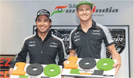  ?? FOTO: MOTORSPORT IMAGES/IMAGO IMAGES ?? Bild von 2016: Die damaligen Teamkolleg­en Sergio Pérez und Nico Hülkenberg (rechts) feiern den 100. Grand Prix für Force India. Am Sonntag wird Pérez wegen seiner Corona-Infektion fehlen, Hülkenberg darf nun Werbung für sich machen.