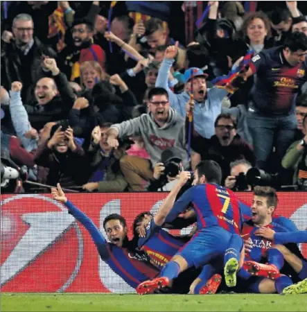  ??  ?? EL ÉXTASIS. Neymar, Arda, Piqué y André Gomes celebran encima de Sergi Roberto el 6-1 ante el PSG.