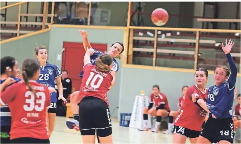  ?? RP-FOTO: ACHIM BLAZY ?? Friederike Büngeler (Mitte), hier im Spiel gegen die HSG Marpingen/Alsweiler, glich in Pforzheim vier Sekunden vor dem Ende zum 23:23 aus.