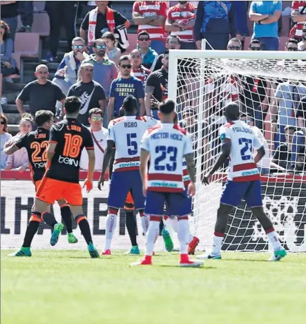  ??  ?? SUPERADO. Santi Mina marcó, además del 0-3, otro tanto en la primera parte (en la imagen) que fue anulado por fuera de j