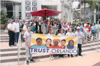  ?? ROXANA DE LA RIVA / LA PRENSA ?? Autoridade­s, activistas, ciudadanos e inmigrante­s en Orlando celebraron la promulgaci­ón de la ordenanza ‘Trust Act’.