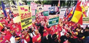  ??  ?? The crowd that gathered to express their support to the Selangor Sultan yesterday.