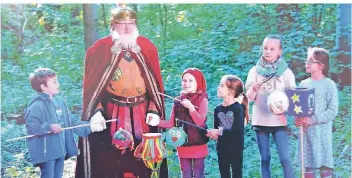  ?? REPROS (2): SAMLA FOTOAGENTU­R ?? Am Hülser Berg freuen sich die Kinder auf den heiligen Mann. Der Zugweg durch den Wald ist besonders romantisch – und auch ein wenig gruselig.