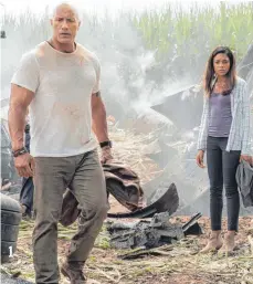  ?? FOTO: WARNER BROS. ?? Davis Okoye (Dwayne Johnson) und Dr. Kate Caldwell (Naomie Harris) müssen miterleben, wie der einst sanfte Albino-Gorilla George plötzlich aggressiv wird. 1