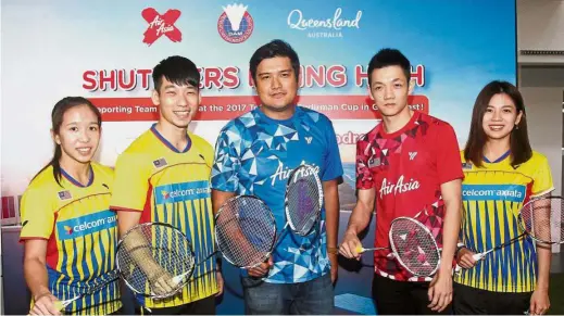  ??  ?? One for the album: (from left) Cheah Yee See, Chan Peng Soon, AirAsia X Berhad chief operating officer Benyamin Ismail, Liew Daren and Goh Liu Ying posing for a photograph during AirAsia’s # daretodrea­m sports initiative programme yesterday. — SHAARI...