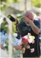  ?? ERIC GAY/AP ?? Visitors mourn on Friday at a makeshift memorial outside Robb Elementary School in Uvalde, Texas.